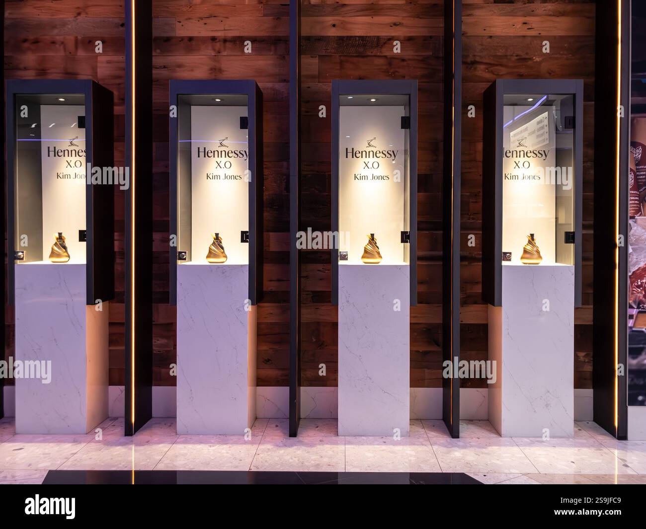 LAS VEGAS, 21. AUGUST 2024: Eine Ausstellung von Hennessy XO von Kim Jones in einem Geschäft in Las Vegas. Hennessy ist eine französische Marke von Cognac und Brandy, die zu LVMH gehört. Stockfoto