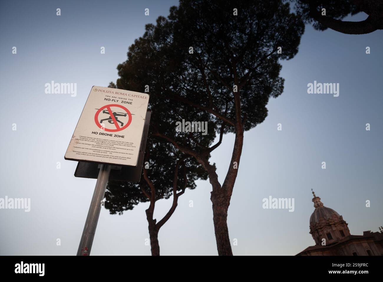 ROM, ITALIEN - 15. JUNI 2024: Im historischen Zentrum Roms steht ein Schild mit der Zone „No Drone“, das Drohnen anzeigt und für Sicherheitsmaßnahmen verboten ist Stockfoto