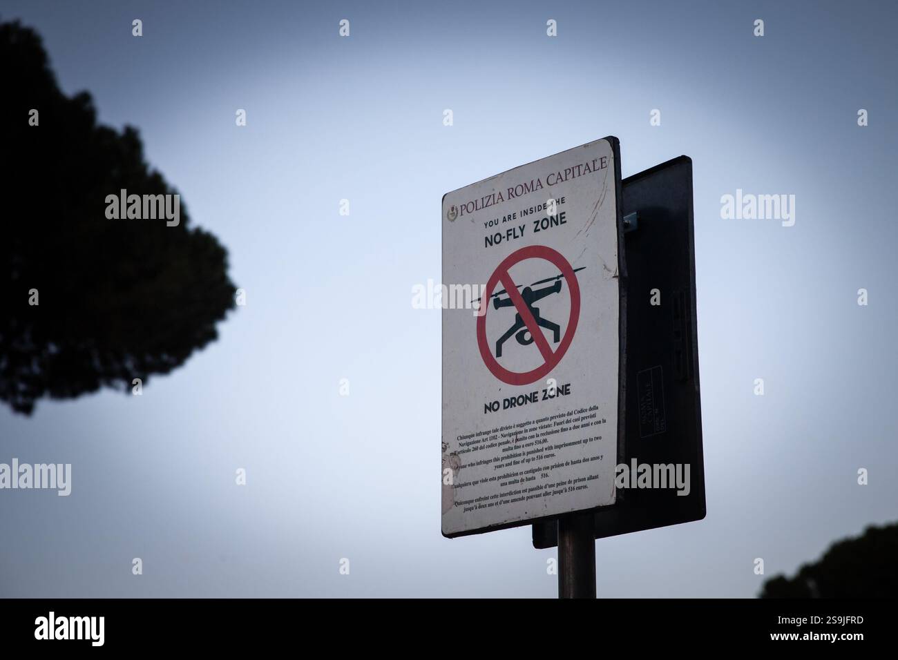 ROM, ITALIEN - 15. JUNI 2024: Schild in der Innenstadt Roms kennzeichnet eine Zone ohne Drohnen und warnt Besucher, dass Fluggeräte verboten sind. Die Politik Ai Stockfoto