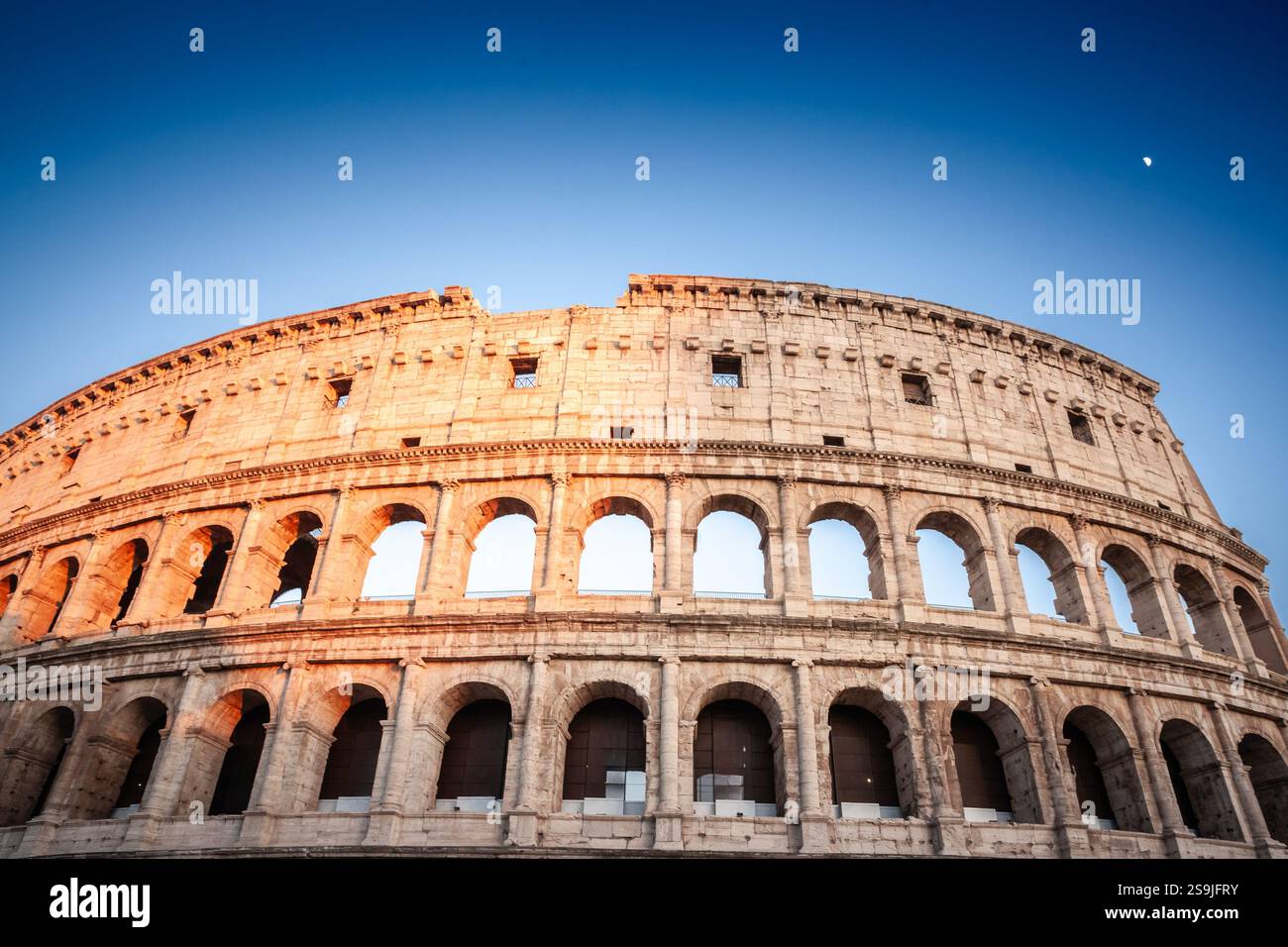 Die Abendsonne erleuchtet das berühmte Kolosseum in Rom, Italien. Das kolosseum ist ein bedeutendes Wahrzeichen roms, eine Arena und ein Amphitheater aus der antiken rom Stockfoto