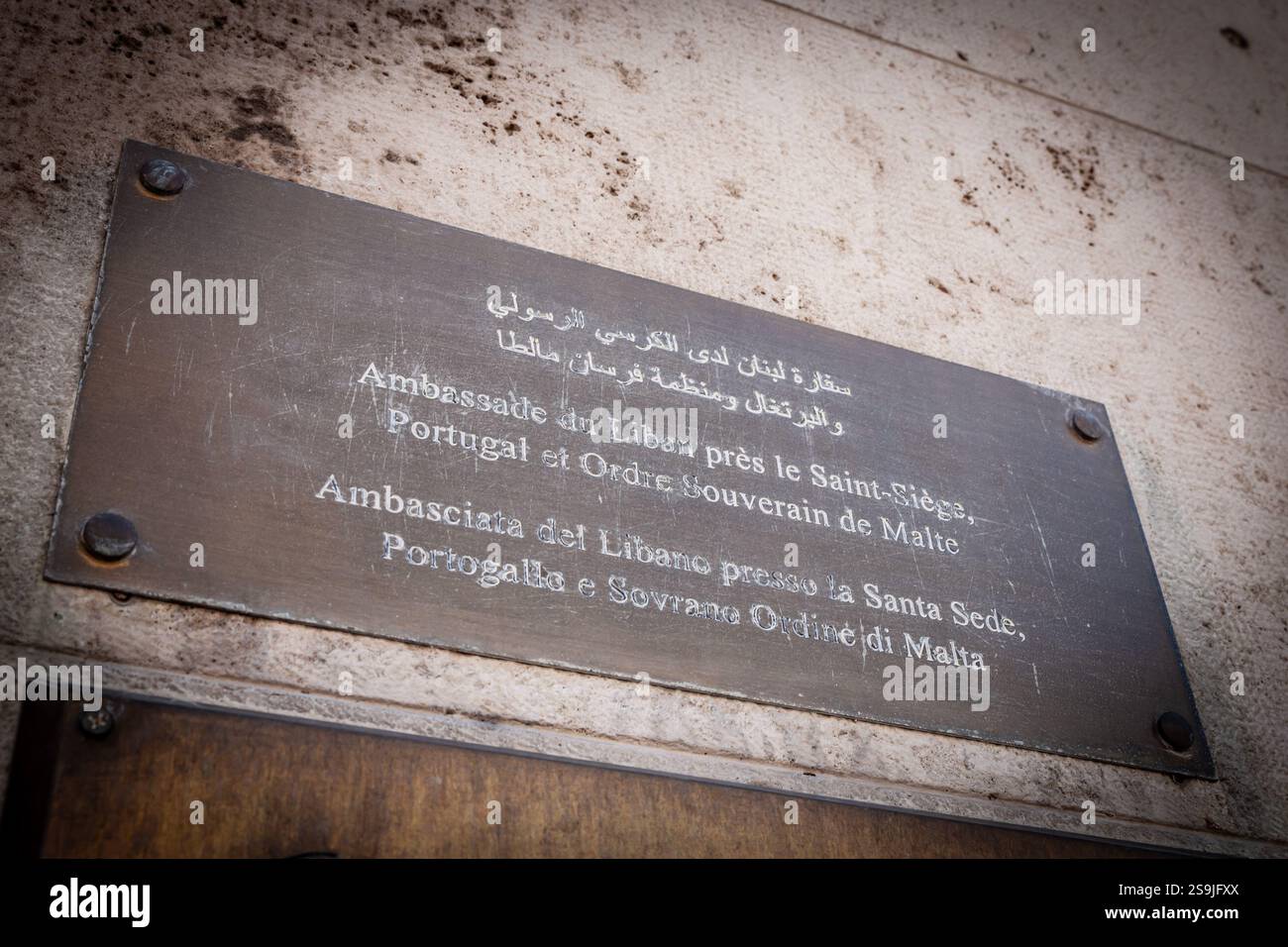 VATIKAN - 15. JUNI 2024: Eine Gedenktafel mit der libanesischen Botschaft beim Heiligen Stuhl, Portugal und dem Souveränen Malteserorden. Es sind die offiziellen Botschaften Stockfoto