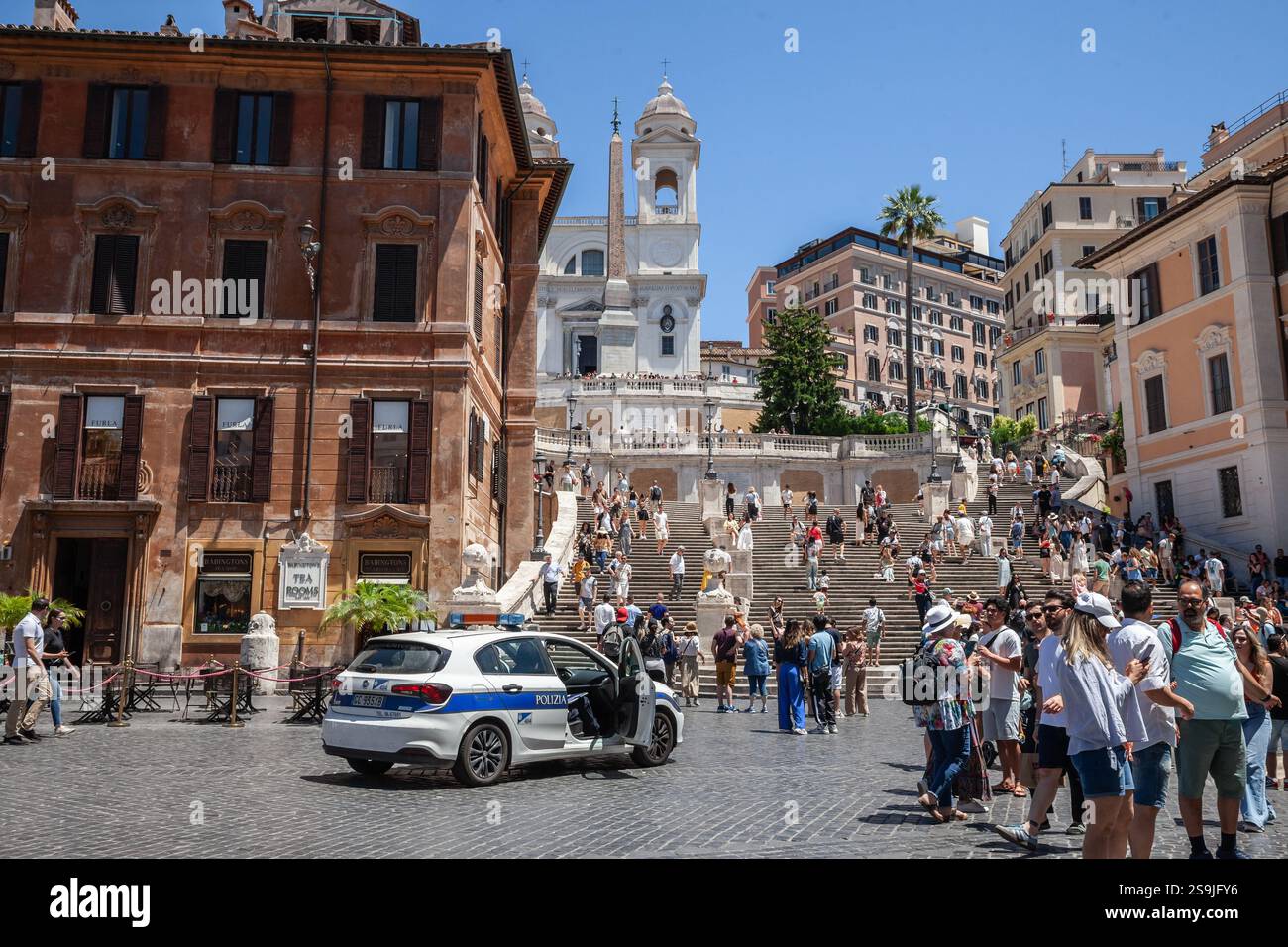 ROM, ITALIEN - 25. JUNI 2024: Ein Fahrzeug der Polizia Roma Capitale parkt in der Nähe der Spanischen Treppe auf der Piazza di Spagna. Es ist die örtliche Polizei o Stockfoto