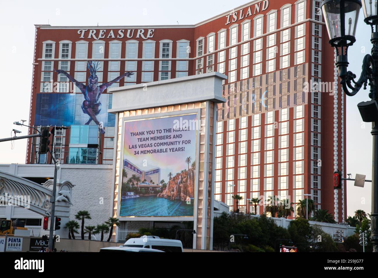 LAS VEGAS – 18. AUGUST 2024: Ein Poster, das das Erbe des Mirage ehrt, steht neben der Fassade des Resorts und markiert das Ende einer Ära als ikonisches Anwesen c Stockfoto