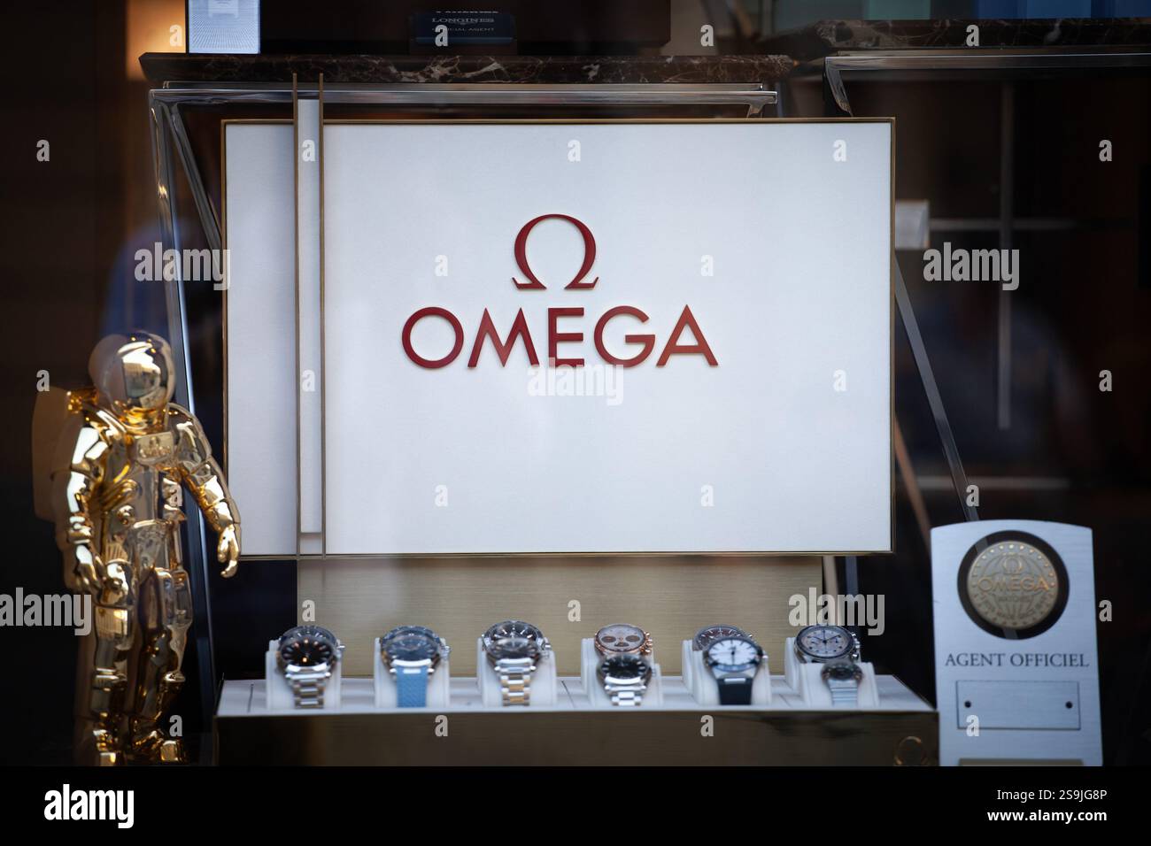 BELGRAD, SERBIEN - 12. OKTOBER 2024: Omega-Logo vor Uhren in einer Händler-Boutique in Belgrad. Omega ist ein Schweizer Luxusuhrmacher. Stockfoto