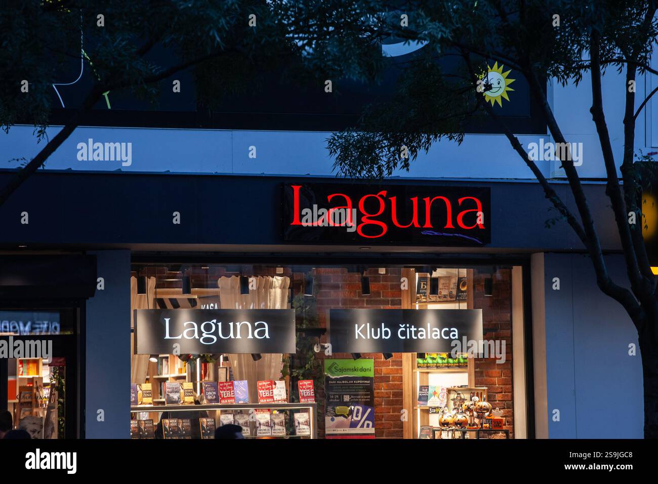 BELGRAD, SERBIEN - 12. OKTOBER 2024: Buchhandlung Laguna in Belgrad, Serbien, mit beleuchtetem Logo und Schaufenster. Laguna ist eine serbische Kette o Stockfoto