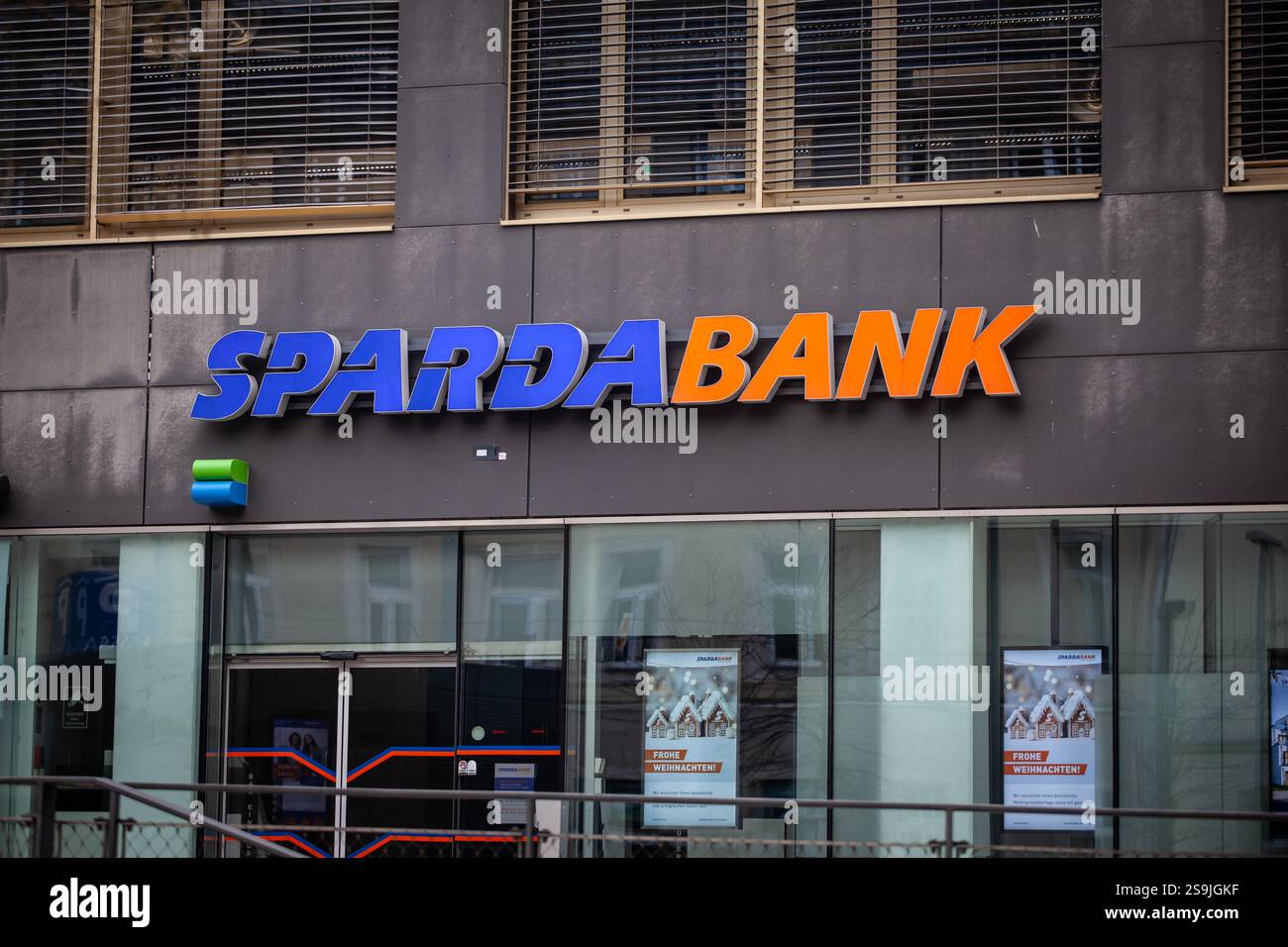 GRAZ, ÖSTERREICH - 21. DEZEMBER 2024: Logo der Sparda Bank Austria in Graz. Die Sparda Bank ist eine österreichische Bank, Teil der Volksbank und A Stockfoto