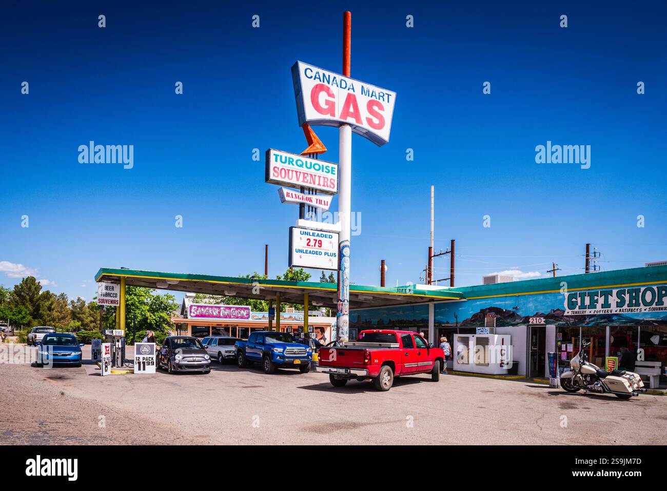 Kingman, USA – 3. Mai 2018: Canada Mart Gas ist eine historische Tankstelle und ein Souvenirladen an der Route 66. Stockfoto
