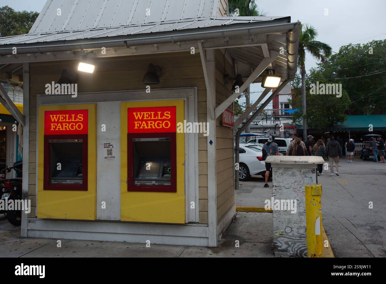 Wells Fargo Bank zwei Geldautomaten draußen auf der Straßenseite. Nur zur redaktionellen Verwendung am 20. Januar 2025, Key West, Florida, USA. Weitsicht Stockfoto