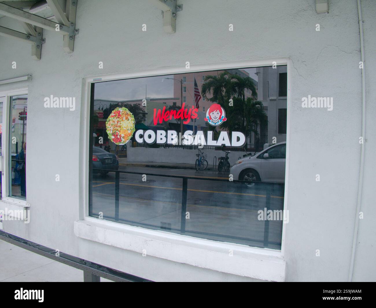 Nur zur redaktionellen Verwendung am 20. Januar 2025, Key West, Florida, USA. Großes Fenster im Wendys Restaurant mit Cobb-Salat und Logo. Reflexionen in der Fensterrückseite Stockfoto