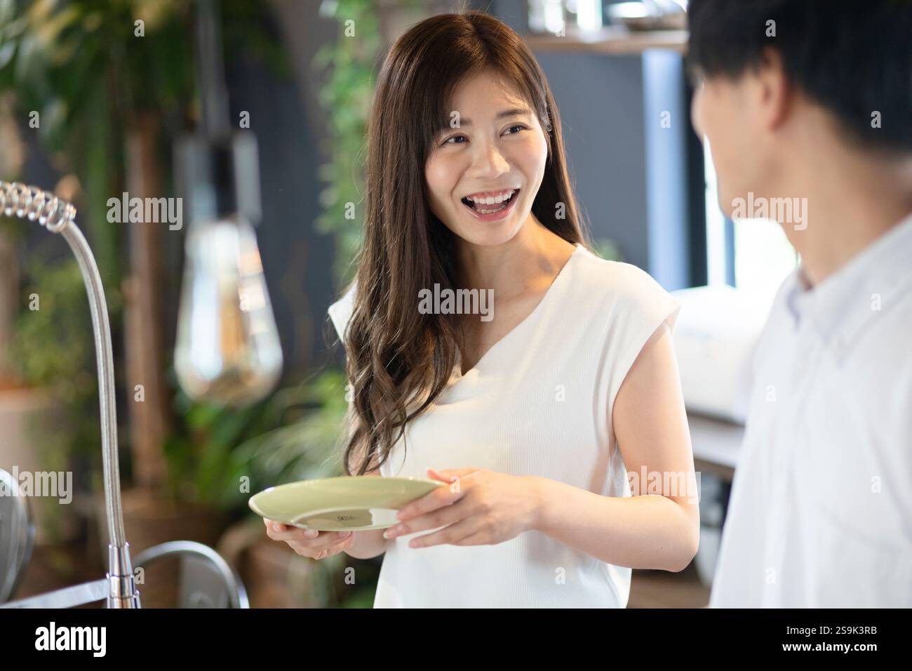 Mann und Frau stehen in der Küche Stockfoto