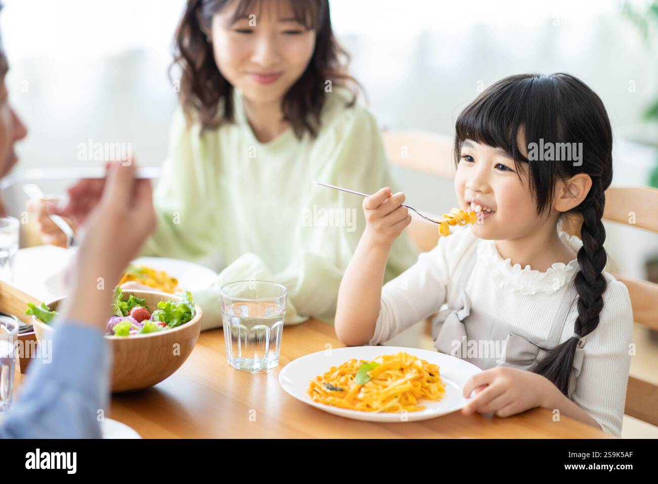 Familie am Esstisch Stockfoto
