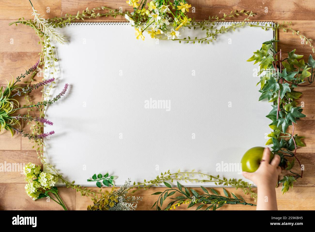 Leeres Papier mit Grün Stockfoto