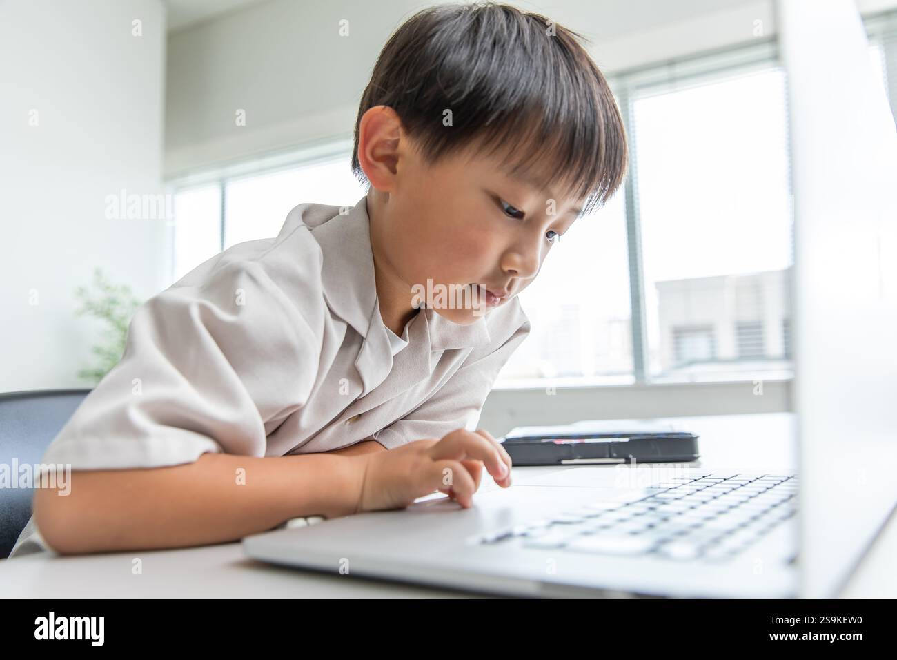 Kind, das einen Computer bedient Stockfoto
