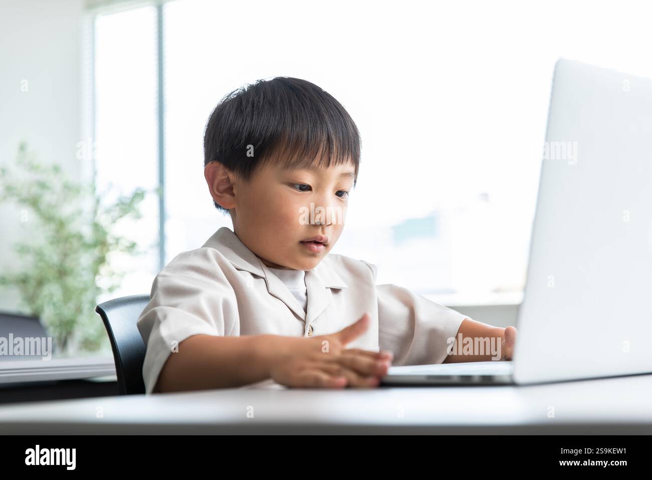 Kinder, die online lernen Stockfoto
