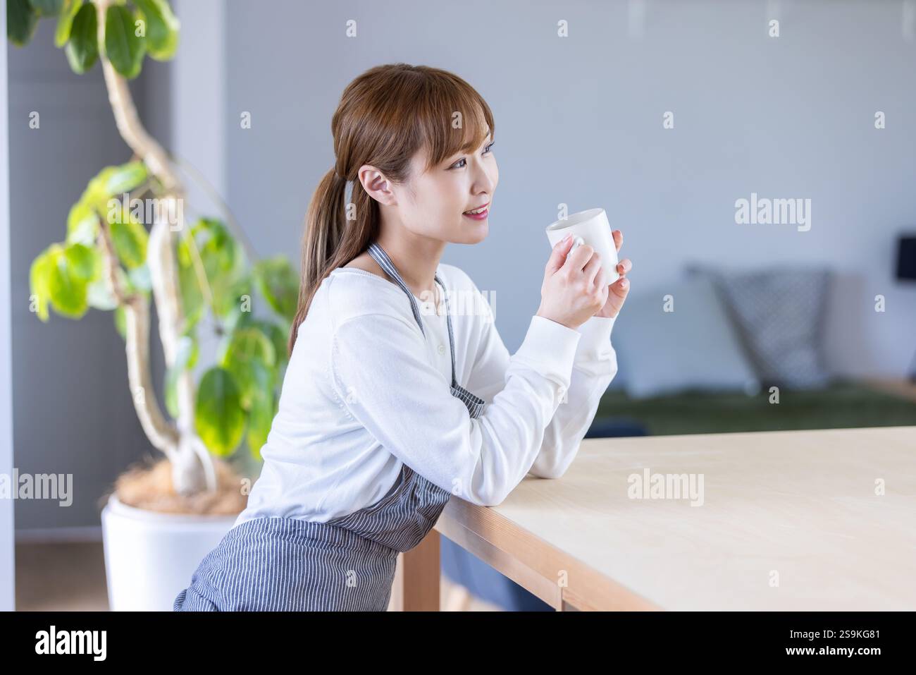 Eine Frau, die sich mit einem Becher unterhält Stockfoto