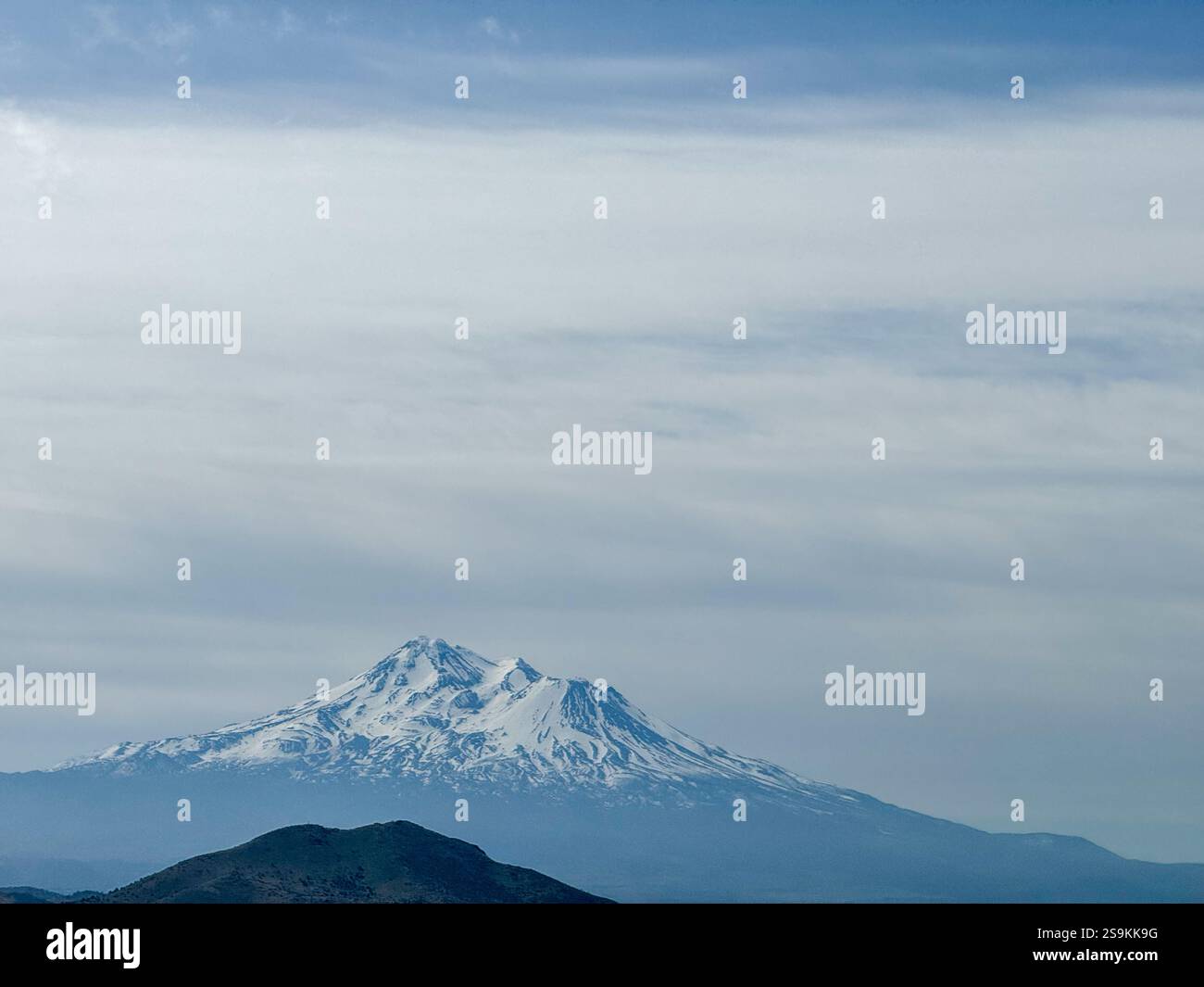 Mount Shasta ist ein Vulkan am südlichen Ende der Kaskadenkette im Siskiyou County, Kalifornien. Er hat eine Höhe von 14.179 ft (4.322 m). Stockfoto