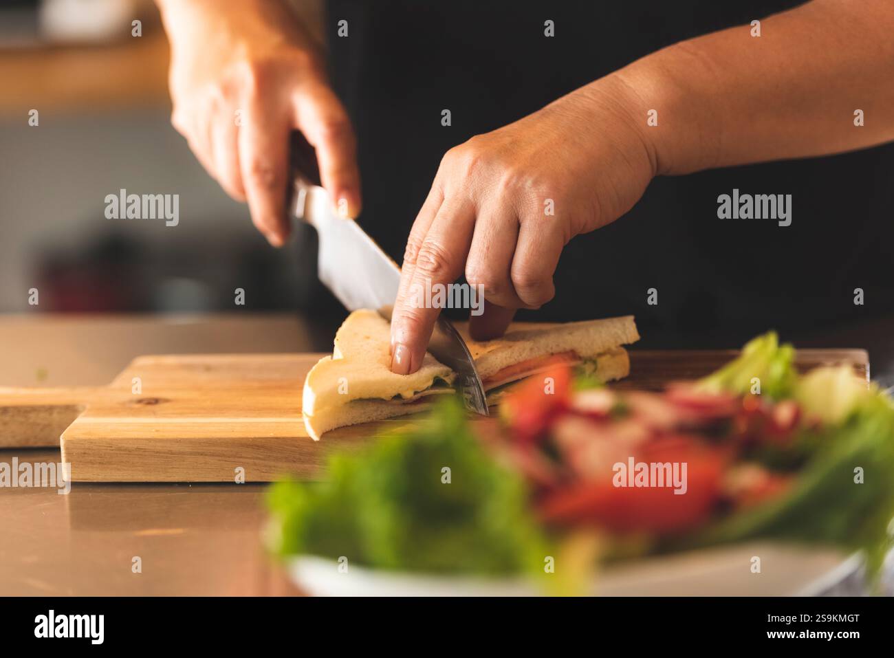 Kochen in der Küche Stockfoto