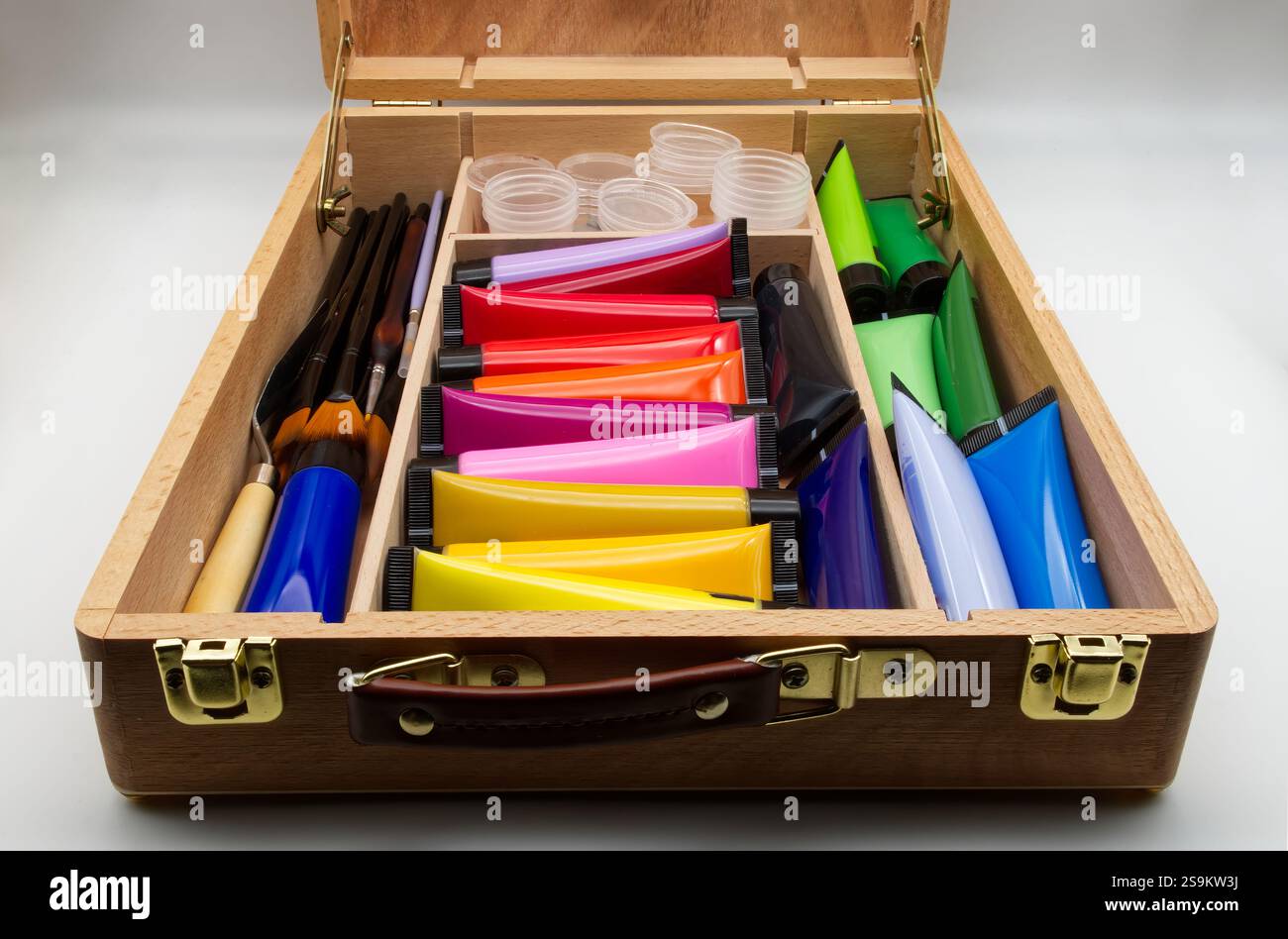 Bunte Kunstgegenstände in einem Holzkoffer. Stockfoto