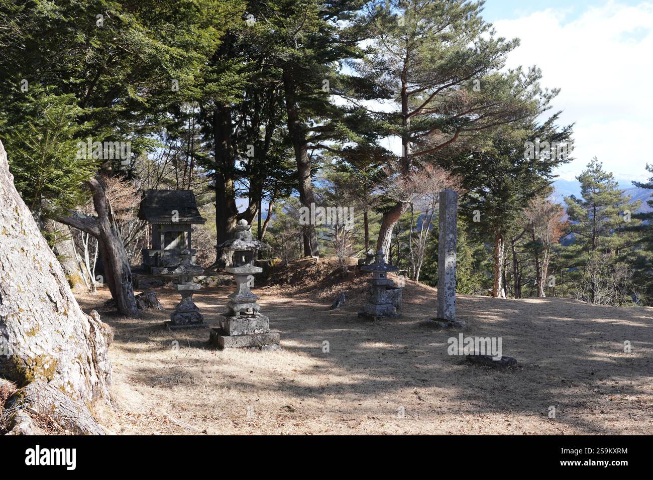 Landschaft des Bergweges des Mt. Takazuyasan in Komagane, Präfektur Nagano. Stockfoto