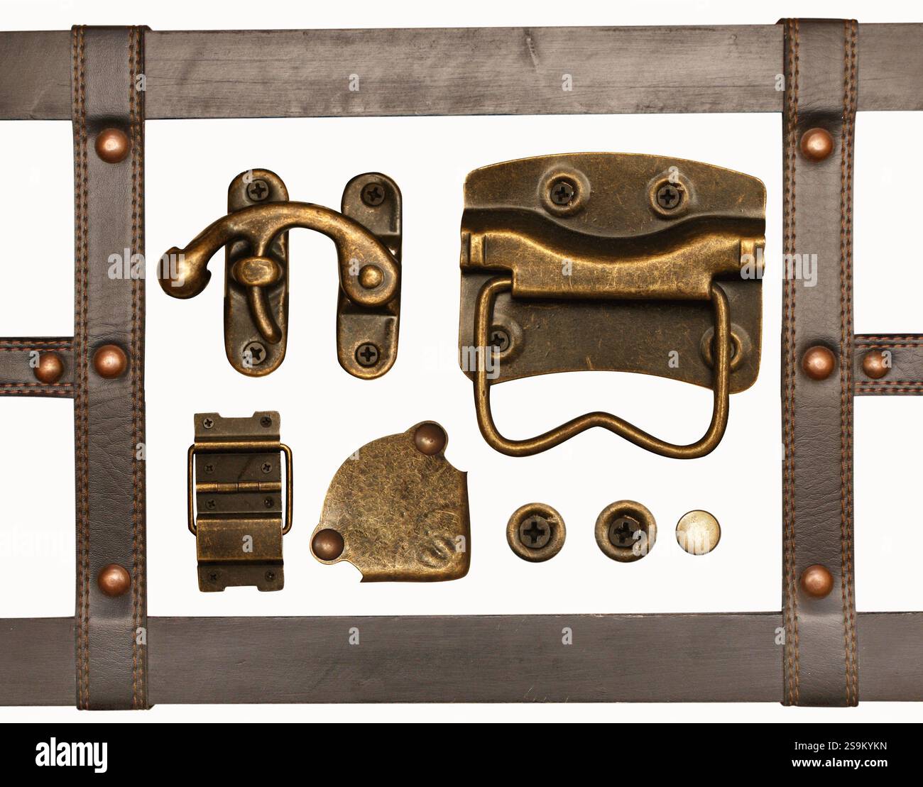 Details der Leder- und Bronzematerial am Retro-Kofferraum. Vintage-Set mit Dekor in der Brust. Sammlung von Gürtel, Metallknopf und Nieten, Scharnier, Metalldekoration Stockfoto