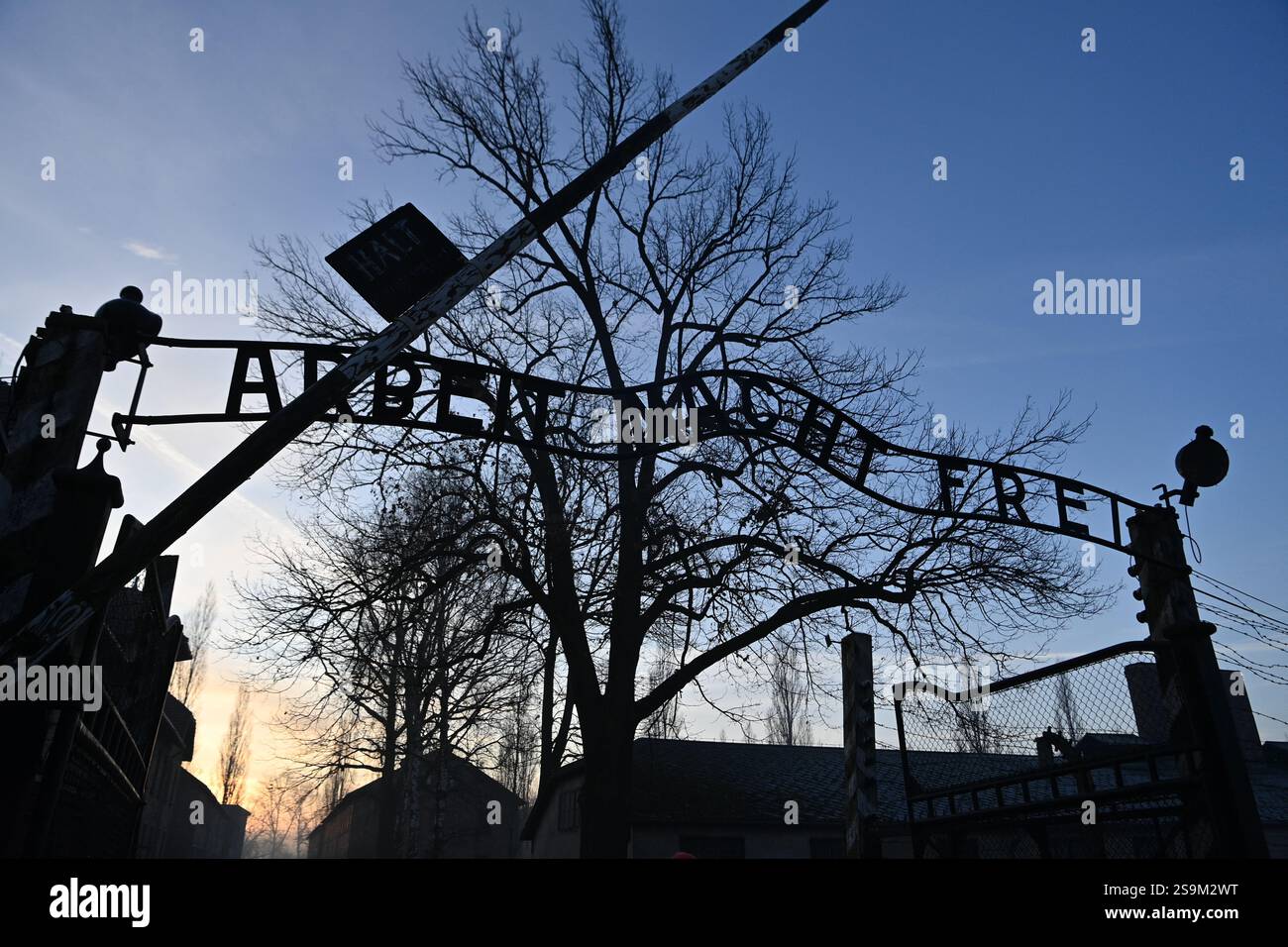 Osvetim, Polen. Januar 2025. Gedenkveranstaltungen zum 80. Jahrestag der Befreiung des Konzentrations- und Vernichtungslagers Auschwitz fanden am 27. Januar 2025 in Oswiecim, Polen statt. Auf dem Foto ist ein Tor zu Auschwitz I mit dem Schild „Arbeit macht frei“ zu sehen. Quelle: Jaroslav Ozana/CTK Photo/Alamy Live News Stockfoto