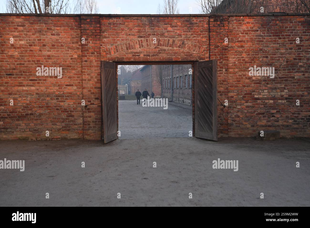Osvetim, Polen. Januar 2025. Gedenkveranstaltungen zum 80. Jahrestag der Befreiung des Konzentrations- und Vernichtungslagers Auschwitz fanden am 27. Januar 2025 in Oswiecim, Polen statt. Auf dem Foto ist ein Tor zu Auschwitz I mit dem Schild „Arbeit macht frei“ zu sehen. Quelle: Jaroslav Ozana/CTK Photo/Alamy Live News Stockfoto