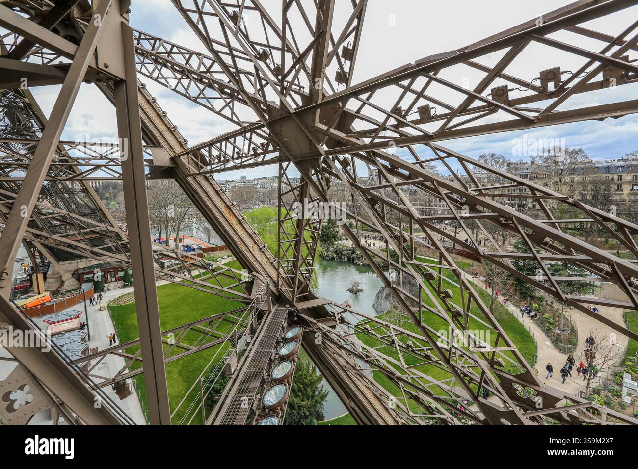 Strukturelle Details des Eiffelturms, Panorama der pariser Umgebung des berühmtesten französischen Wahrzeichens, LED-Lampen und Scheinwerfer, Paris, Frankreich Stockfoto