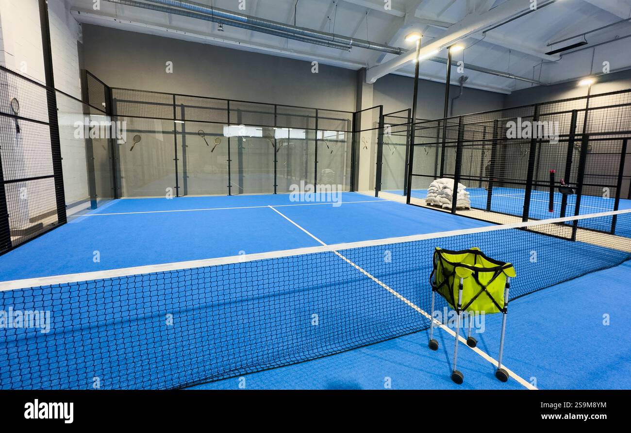 Padel-Platz mit Schlangen und Netz im Haus. Hochwertige Fotos Stockfoto