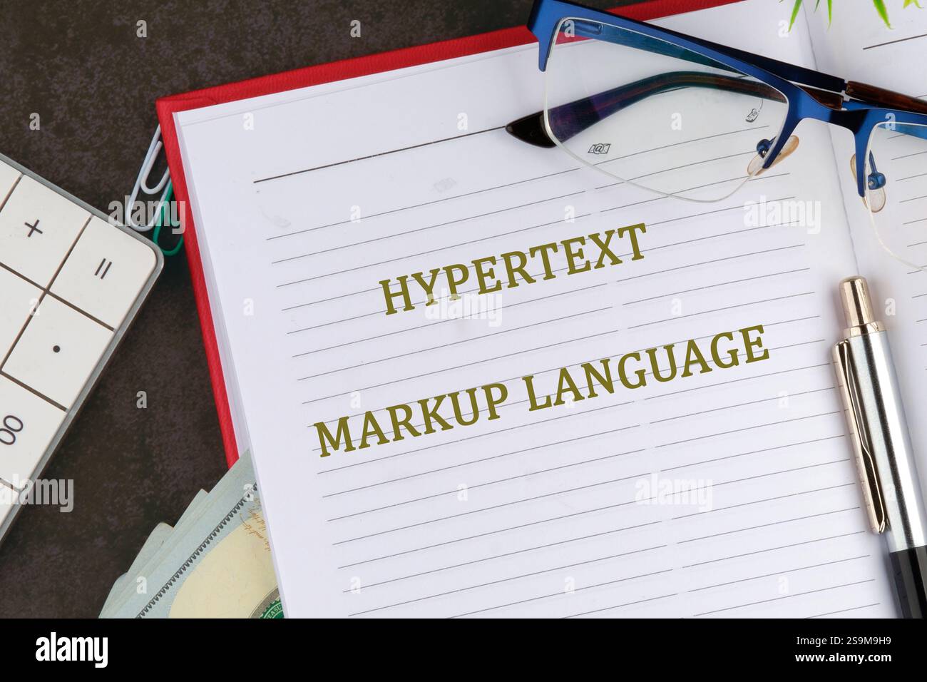 Untersuchung der Bedeutung der Hypertext-Markup-Sprache in Technologie und Unternehmen, wobei der Schwerpunkt auf Textformatierung und Webentwicklung liegt. Stockfoto