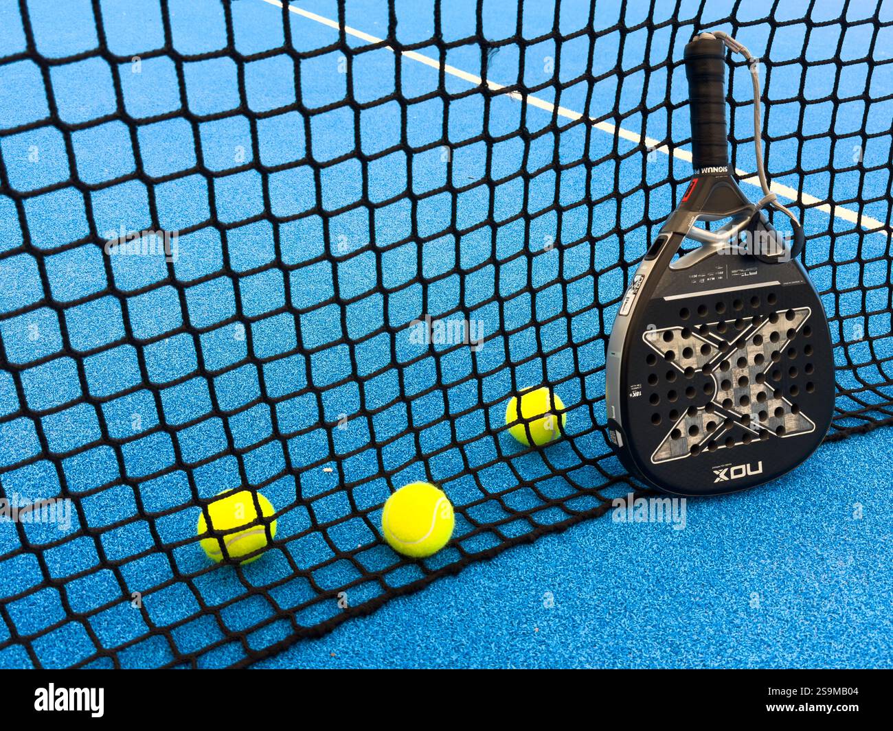 Kiew, Ukraine, 28. Oktober 2024. Padel Racket nox. Hochwertige Fotos Stockfoto