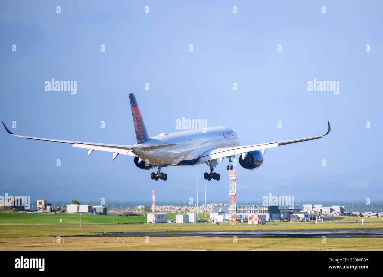 Auckland, Neuseeland – 27. Januar 2025: Delta Air Lines N514DN Airbus A350-941 landet am Auckland International Airport. Stockfoto