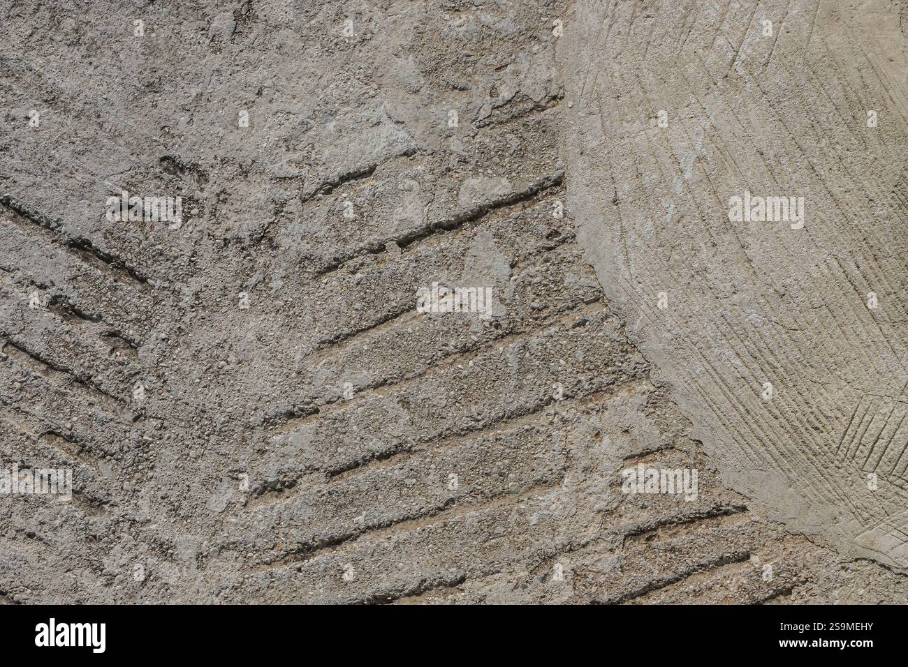 Tief geätzte Muster auf Stein zeigen bedeutende historische Markierungen in einem abgelegenen Wüstengebiet, die auf alte Kulturen und ihre Aktivitäten hinweisen. Stockfoto