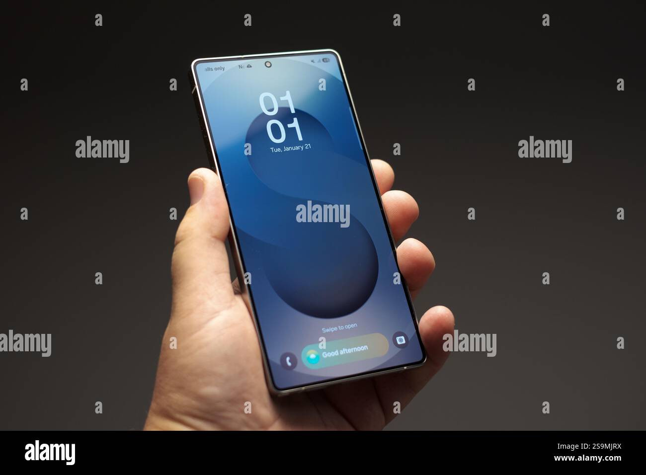 RIGA, LETTLAND – Januar 2025 – das neue Samsung Galaxy S25 Ultra Android Smartphone wird für redaktionelle Zwecke angezeigt. Stockfoto
