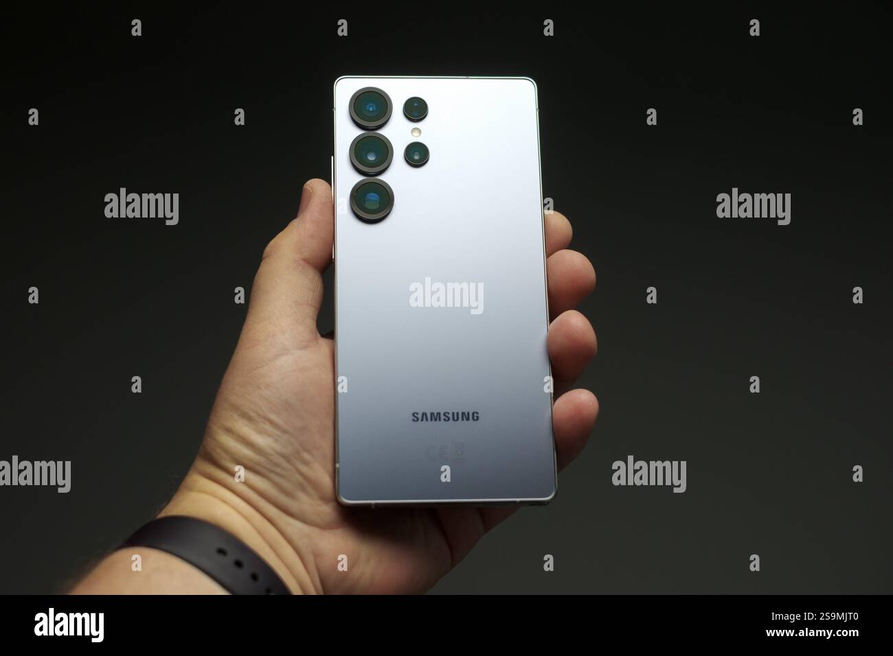 RIGA, LETTLAND – Januar 2025 – das neue Samsung Galaxy S25 Ultra Android Smartphone wird für redaktionelle Zwecke angezeigt. Stockfoto