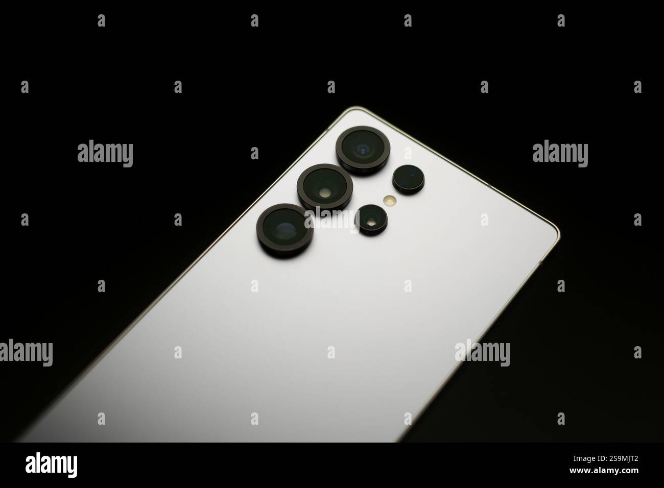 RIGA, LETTLAND – Januar 2025 – das neue Samsung Galaxy S25 Ultra Android Smartphone wird für redaktionelle Zwecke angezeigt. Stockfoto