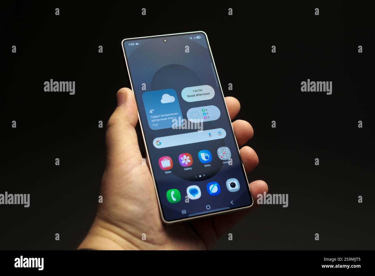 RIGA, LETTLAND – Januar 2025 – das neue Samsung Galaxy S25 Ultra Android Smartphone wird für redaktionelle Zwecke angezeigt. Stockfoto