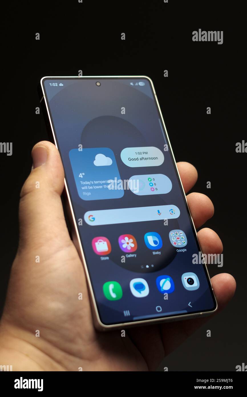 RIGA, LETTLAND – Januar 2025 – das neue Samsung Galaxy S25 Ultra Android Smartphone wird für redaktionelle Zwecke angezeigt. Stockfoto