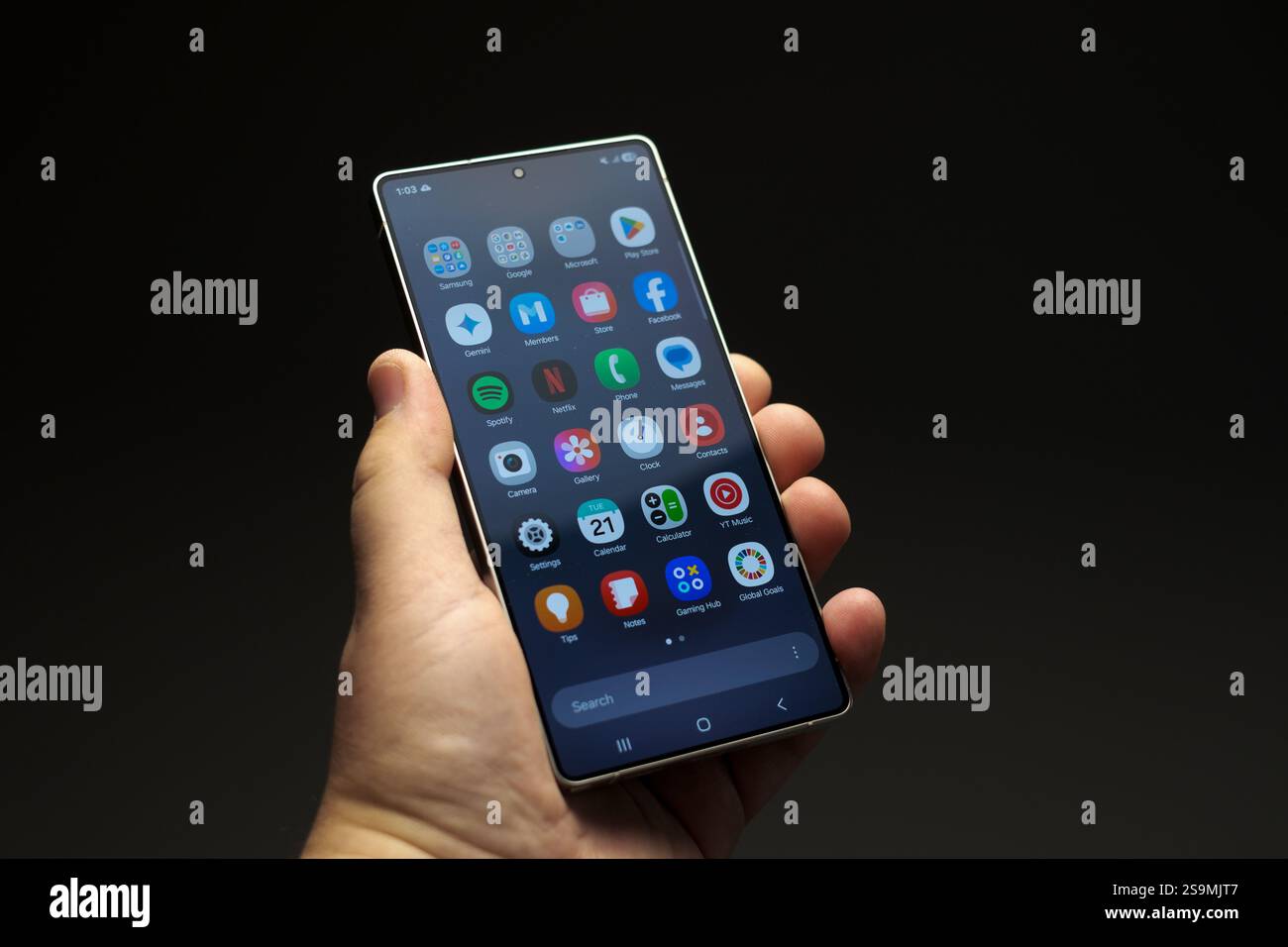 RIGA, LETTLAND – Januar 2025 – das neue Samsung Galaxy S25 Ultra Android Smartphone wird für redaktionelle Zwecke angezeigt. Stockfoto