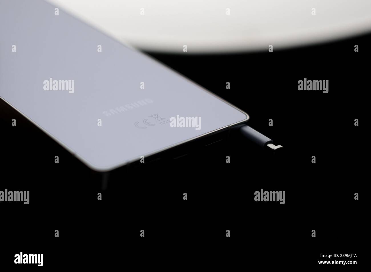 RIGA, LETTLAND – Januar 2025 – das neue Samsung Galaxy S25 Ultra Android Smartphone wird für redaktionelle Zwecke angezeigt. Stockfoto