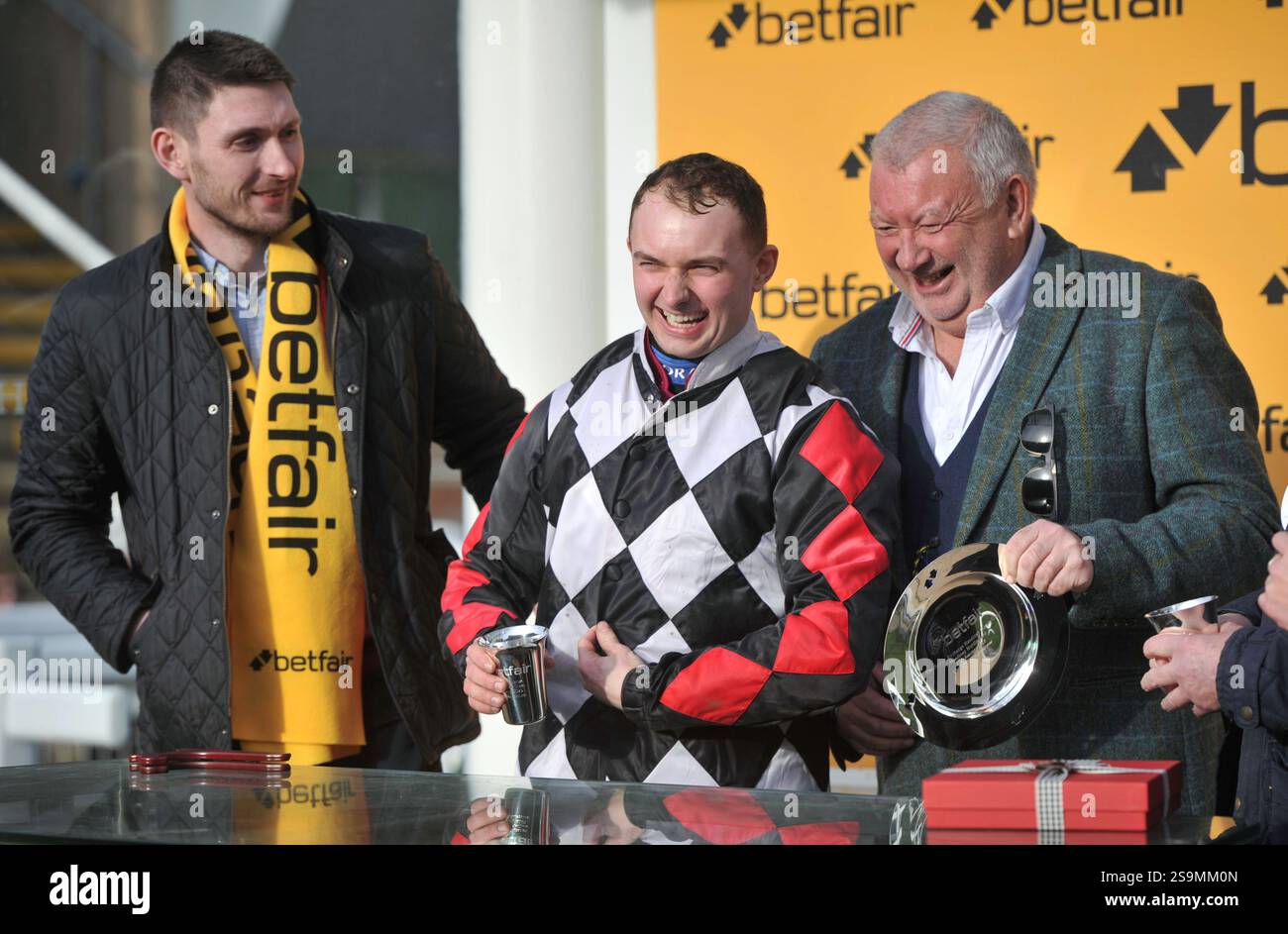 Pferderennen auf der Cheltenham Racecourse. Festival Trials Day, der letzte Samstag im Januar. Rennen 3, 1,50 Die Betfair Exchange Handicap Chase Winni Stockfoto