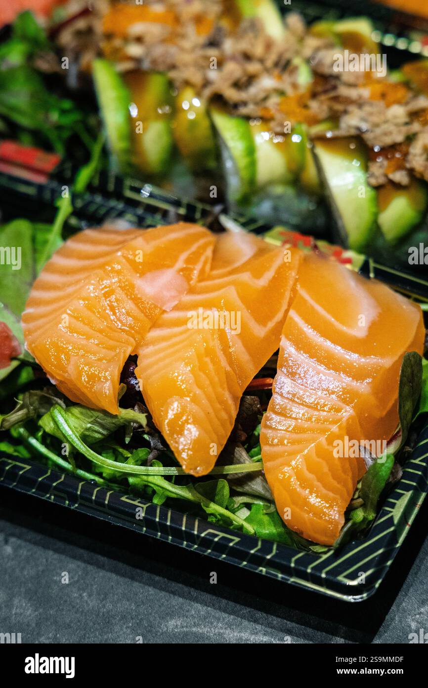 Köstliches japanisches Lachs-Sashimi und Drachenrolle Stockfoto