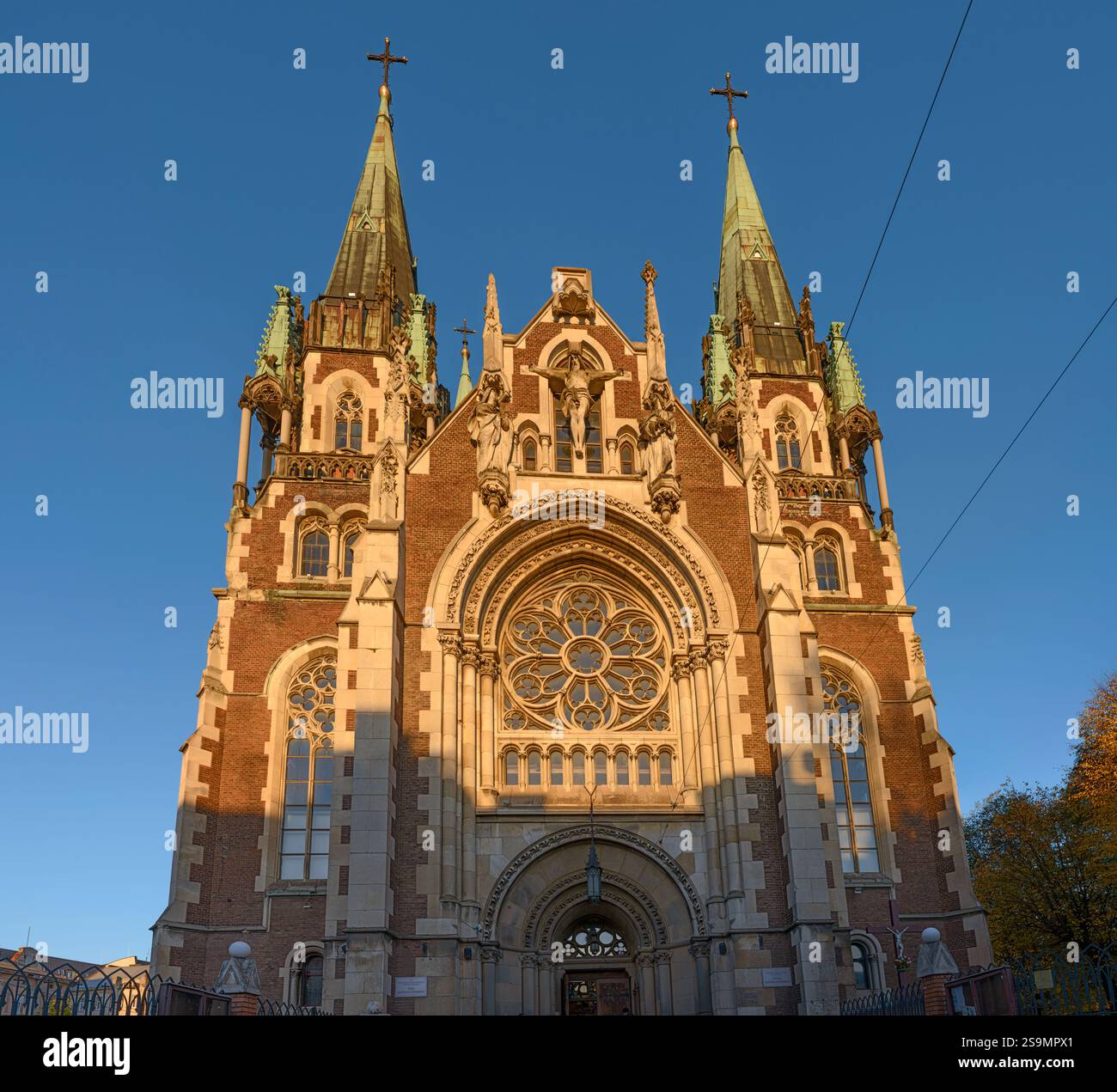 Südwestfassade der Kirche St. Olga und Elisabeth, ehemals St. Elisabeth, in Lemberg, Westukraine. Stockfoto