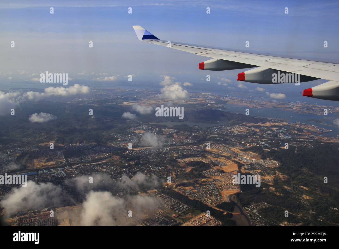 Blick aus dem Flugzeugfenster, während es über Batam Island, Riau Islands, Indonesien, die direkt an Singapur grenzt. Stockfoto