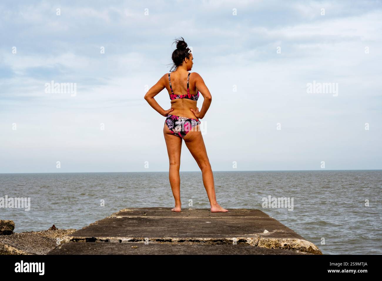Frau trägt Bikinis mit Blumenmuster Stockfoto