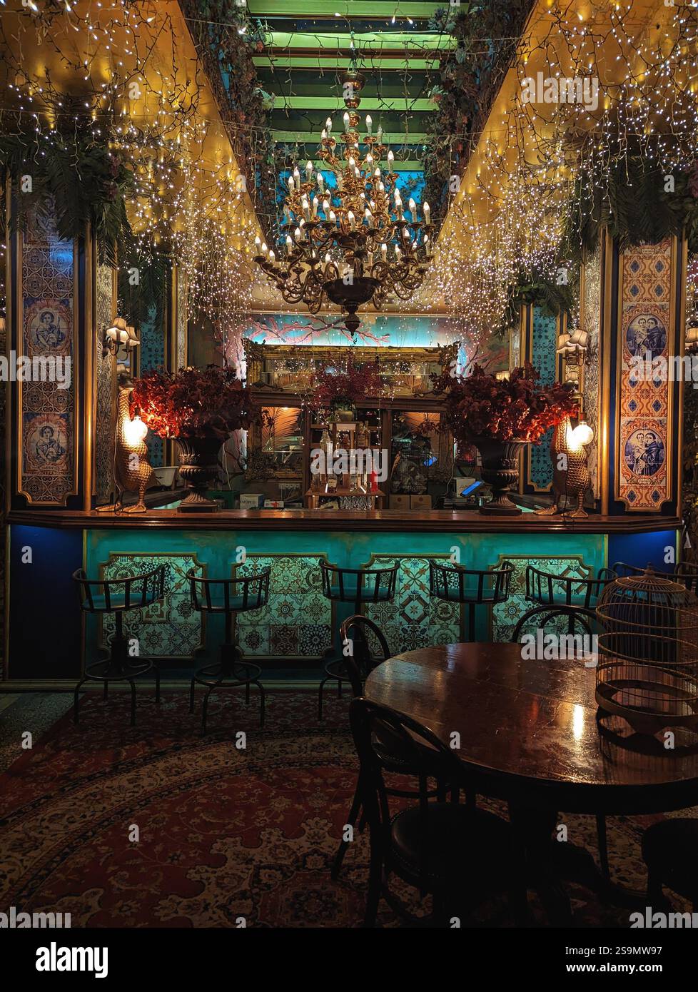 Diese athenische Bar ist eine faszinierende Mischung aus Vintage-Eleganz und mystischem Charme und besticht durch ihr warmes Licht und ihre komplizierte Einrichtung. Stockfoto