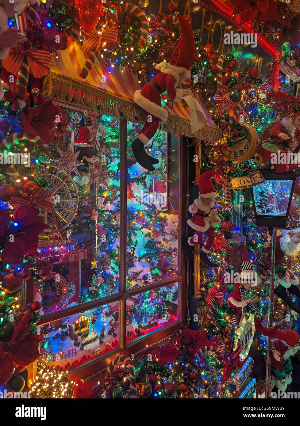 Ein festliches Wunderland mit funkelnden Lichtern, verspielten Elfen und Weihnachtszauber, das den Geist der Weihnachtszeit bis ins Detail fängt. Stockfoto