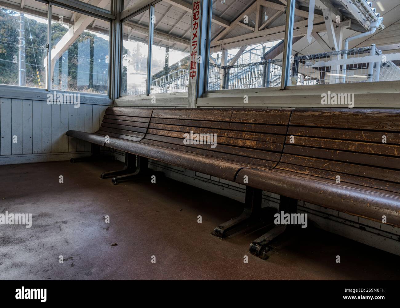 Innenraum eines Wartebereichs am JR-Bahnhof Sanukimachi in Futtsu, Chiba, Japan. Stockfoto
