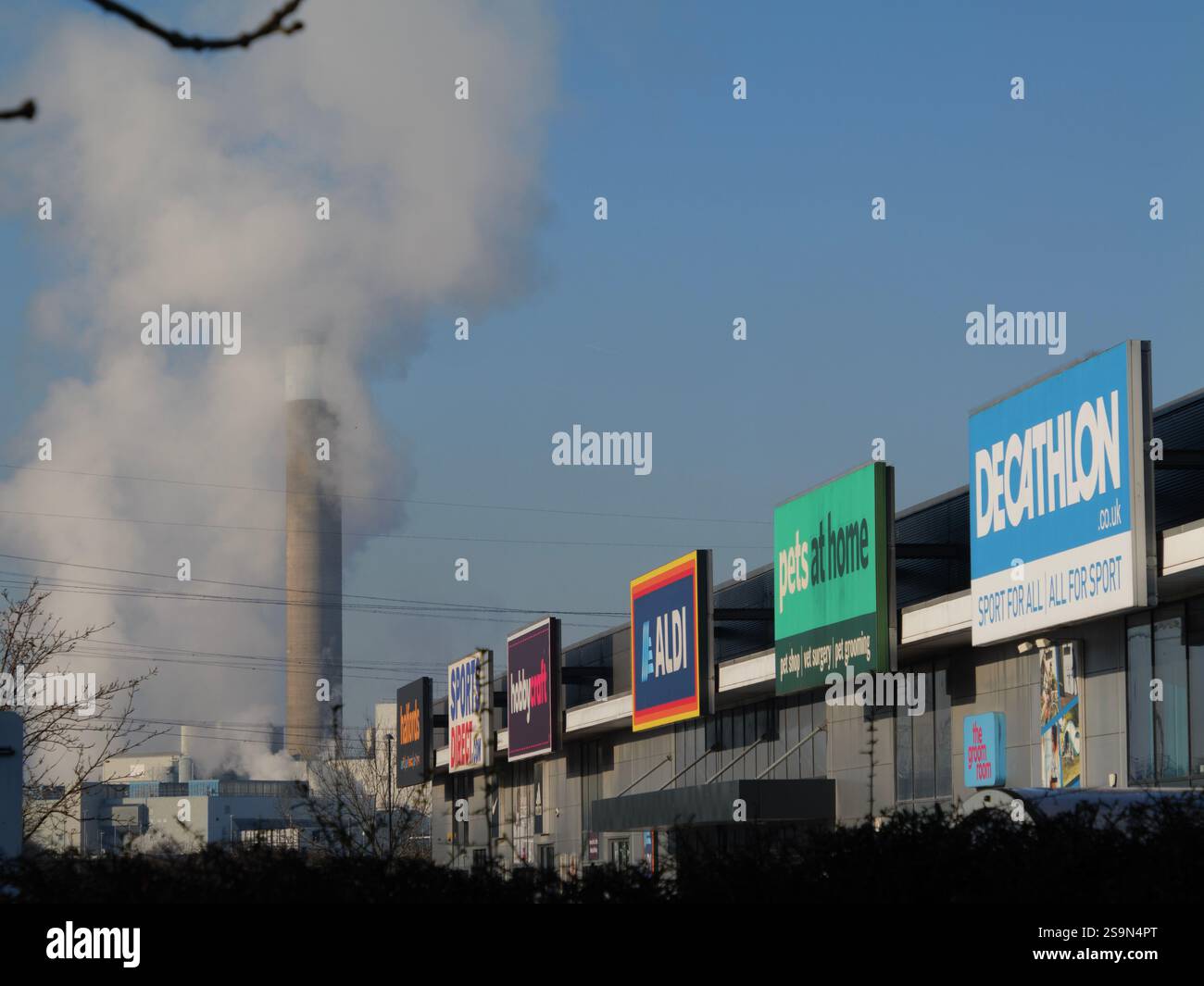 Corktree Industriegebiet im Vordergrund mit Verbrennungsanlage Chimney in Ecopark (links) eine Müllverbrennungsanlage, die Abfälle aus mehreren Londoner Stadtteilen verbrannt und Strom für das National Grid, Edmonton, Enfield, Großbritannien, liefert Stockfoto