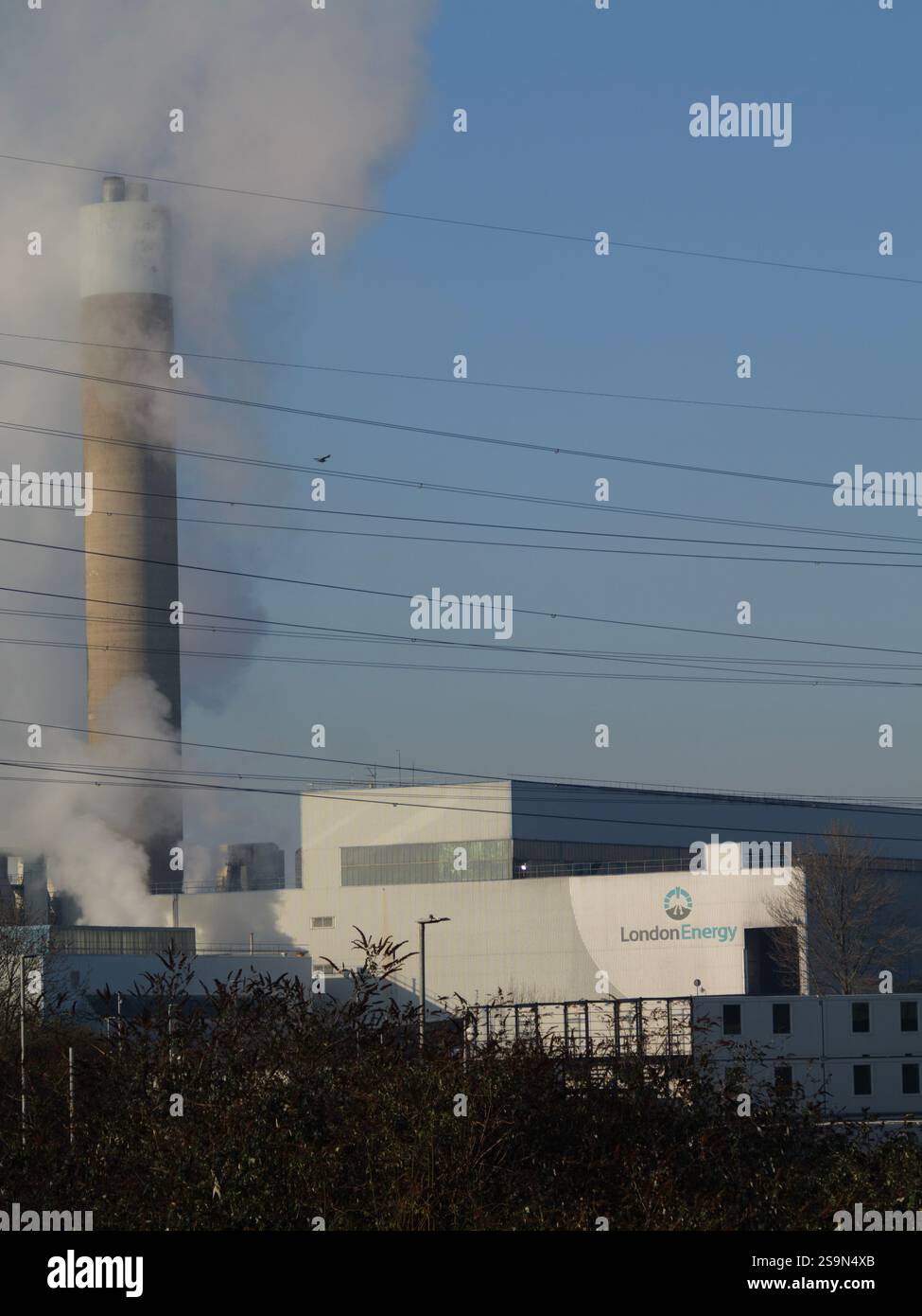 Verbrennungsanlage Chimney in Ecopark eine Müllverbrennungsanlage, die Abfälle aus mehreren Londoner Stadtteilen verbrannt und Strom für National Grid, Edmonton, Enfield, Großbritannien, liefert Stockfoto