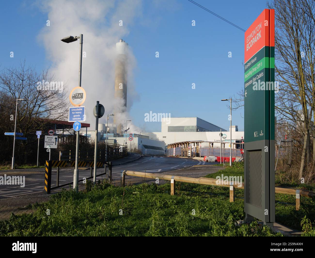 Verbrennungsanlage Chimney in Ecopark eine Müllverbrennungsanlage, die Abfälle aus mehreren Londoner Stadtteilen verbrannt und Strom für National Grid, Edmonton, Enfield, Großbritannien, liefert Stockfoto